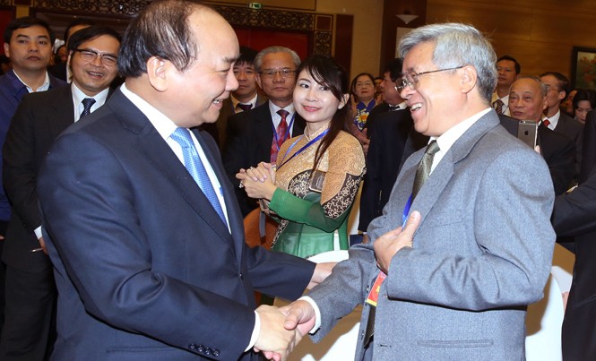 Thủ tướng Nguyễn Xuân Phúc: Cần kinh doanh với tinh thần liêm chính Thủ tướng Nguyễn Xuân Phúc trò chuyện, thăm hỏi đại biểu dự Đại hội.