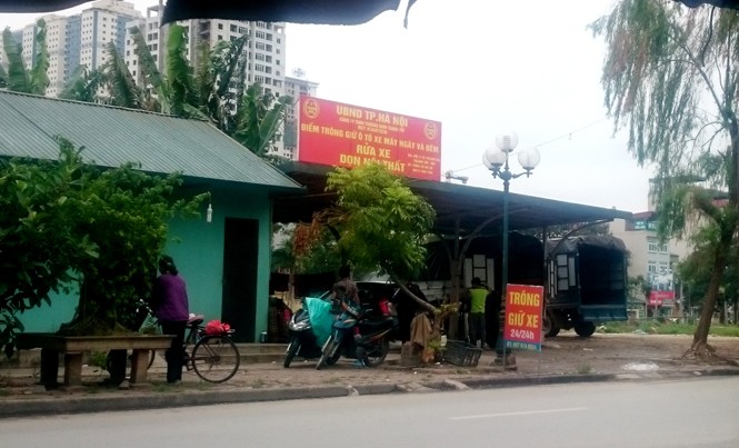 Hà Nội: Bãi đỗ xe, hàng quán vây sông, hồ Điểm trông giữ xe ngày đêm ven sông Tô Lịch trên đường Bằng Liệt.