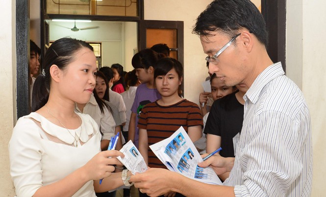 Nhiều trường thi thử đánh giá học sinh Nhiều trường lo lắng tổ chức thi học kỳ như thi THPT quốc gia để đánh giá năng lực học sinh.