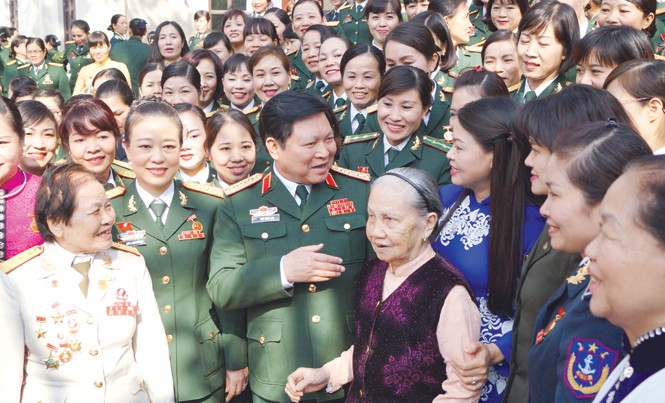 Xây dựng phụ nữ Quân đội '4 tốt' Lãnh đạo Quân ủy T.Ư, Bộ Quốc phòng, Hội LHPN Việt Nam trò chuyện với các đại biểu về dự đại hội. Ảnh: Nguyễn Minh.