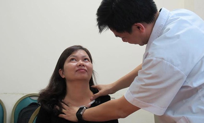Kỹ thuật mới làm u tuyến giáp tự tiêu Bác sĩ kiểm tra lại vùng cổ cho bệnh nhân sau khi sử dụng sóng cao tần.