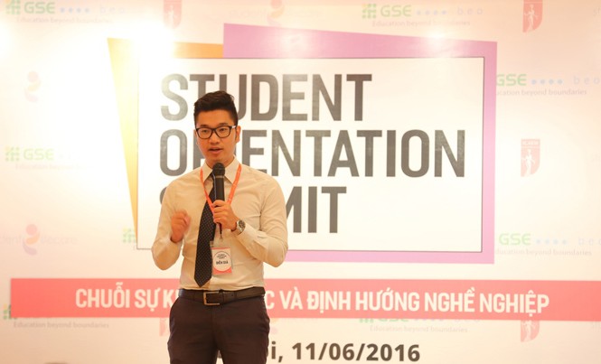 Những sáng tạo phục vụ cộng đồng Hà Ngọc Anh trong lần tư vấn du học cho các bạn sinh viên.
