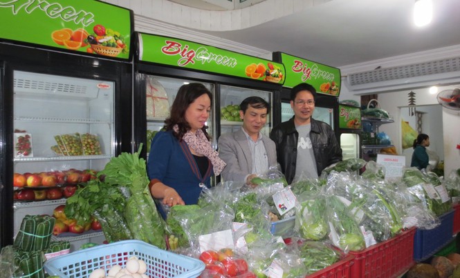 Thực phẩm bẩn vào cửa hàng thực phẩm sạch: Niềm tin lung lay Đoàn cán bộ Viện Nghiên cứu rau quả kiểm tra sản phẩm tại một hệ thống cửa hàng rau sạch. Ảnh: Hồng Vĩnh.