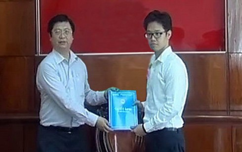 Vụ bổ nhiệm cán bộ 'siêu tốc': Nhiều việc cần phải được làm rõ Ông Vũ Minh Hoàng (phải) nhận quyết định điều về làm Phó Giám đốc Trung tâm xúc tiến đầu tư thương mại và hội chợ triển lãm Cần Thơ - Ảnh: Đài PT-TH Cần Thơ.