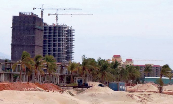 Trả lối ra biển cho dân: Vẫn chậm, nên xã hội hóa Các dự án ven biển mọc lên chặn lối xuống biển của người dân. Ảnh: PV.