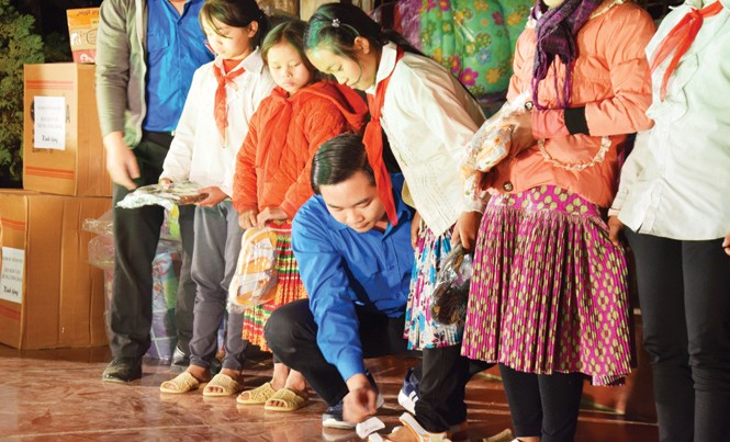 Vì một mùa đông không lạnh Các tình nguyện viên tặng dép cho các em học sinh nghèo vùng cao tại bản Huổi Phô, huyện Sốp Cộp, Sơn La.