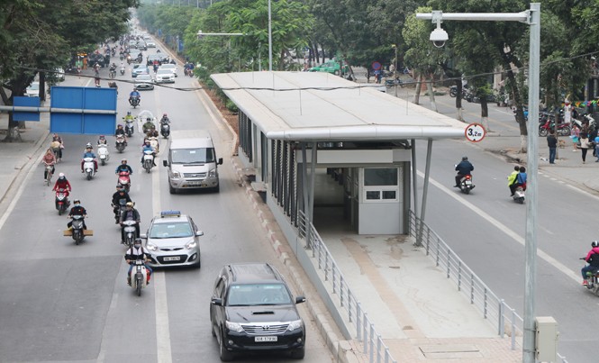 Buýt nhanh - BRT lăn bánh: Cấm nhiều loại xe giờ cao điểm Nhà chờ xe buýt nhanh BRT ở Hà Nội.