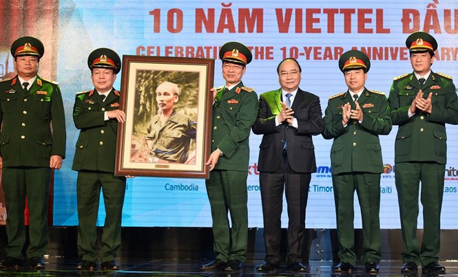 Viettel tạo ra mẫu hình tăng trưởng mới cho Việt Nam Ban Tổng giám đốc Viettel nhận quà lưu niệm của Thủ tướng Nguyễn Xuân Phúc trao tặng.