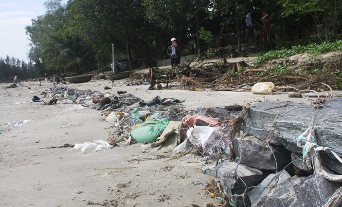 Dự án kè biển lỏng lẻo: Trưởng ban quản lý quyết từ chối trả lời Dù được kè tạm nhưng không thể ngăn được sạt lở tại khu vực bị bỏ sót trong dự án 140 tỷ đồng.