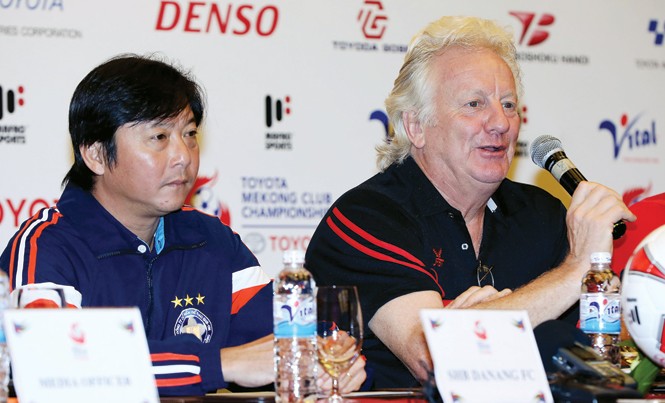 SHB Đà Nẵng gặp khó ở Mekong Cup 2016 HLV Lê Huỳnh Đức và đồng nghiệp Rene Desaeyere trong buổi họp báo trước trận đấu giữa SHB Đà Nẵng và Yadarnabon FC của Myanmar. Ảnh: VSI.