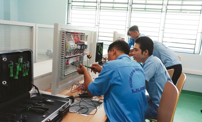 Tổng cục Dạy nghề nói gì về đề xuất bỏ điểm sàn đại học? Chỉ thị số 10 của Bộ Chính trị đặt mục tiêu: “Phấn đấu đến 2020, có 30% số học sinh trung học phổ thông (THPT) đi học nghề”. Ảnh: Nguyễn Dũng.