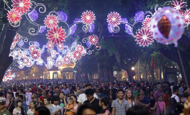 Trang trí của Hà Nội có bớt lòe loẹt? Tình trạng trang trí đường phố Hà Nội nghèo nàn về ý tưởng với các mẫu hoa. Ảnh: Như Ý.