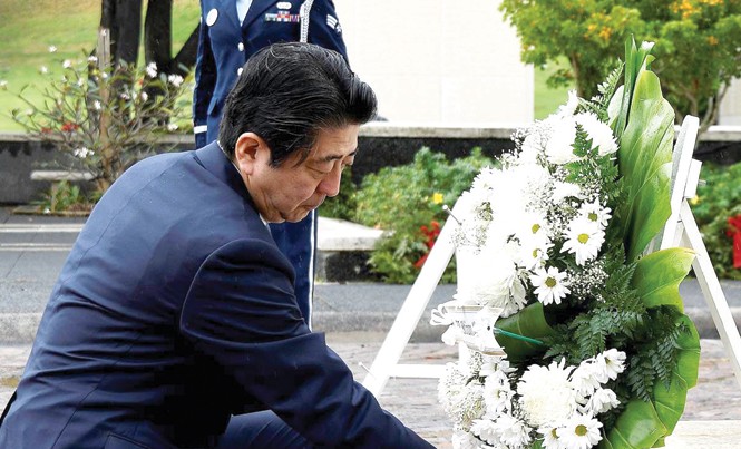 Ẩn ý sau chuyến thăm Trân Châu cảng của Thủ tướng Nhật Thủ tướng Nhật Bản Shinzo Abe đặt hoa tại Đài tưởng niệm quốc gia ở Honolulu, Hawaii hôm 26/12. Ảnh: NBC News.