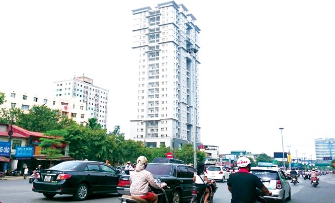 Những tòa nhà tái định cư bỏ hoang: Lãng phí và mù mờ trách nhiệm Tòa nhà TĐC Tạ Quang Bửu (Hai Bà Trưng, Hà Nội) bị bỏ hoang hơn 10 năm. Ảnh: Như Ý.