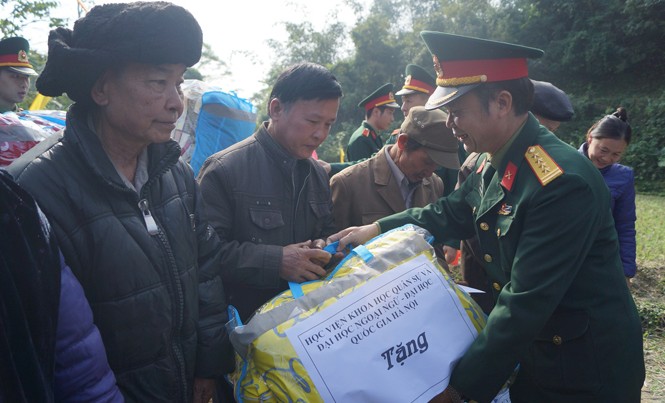Mùa đông không lạnh Lãnh đạo Học viện Khoa học Quân sự trao tặng chăn ấm cho người dân thôn Nà Chúa. Ảnh: Nguyễn Minh.