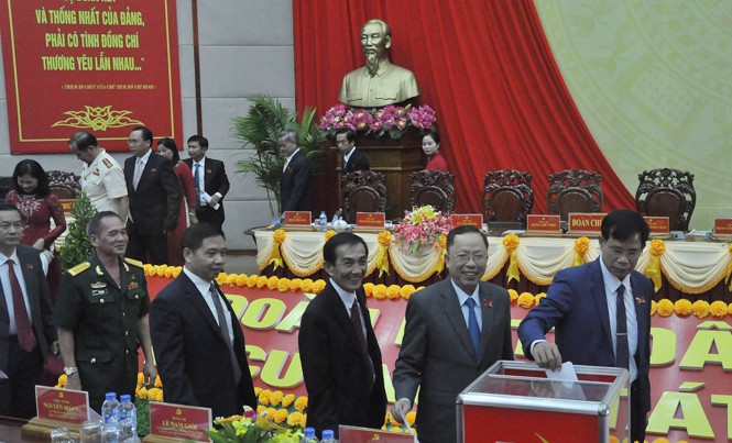 Kỷ luật bí thư tỉnh Hậu Giang Nguyên Bí thư tỉnh Hậu Giang Huỳnh Minh Chắc (thứ nhất từ phải sang) và Bí thư Tỉnh ủy Trần Công Chánh (thứ hai) đang bỏ phiếu tại Đại hội Đảng bộ tỉnh Hậu Giang nhiệm kỳ 2015 - 2020.
