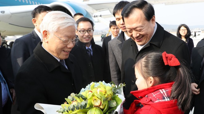 Việt Nam - Trung Quốc: Xử lý thỏa đáng bất đồng, hợp tác cùng có lợi Thiếu nhi tỉnh Chiết Giang tặng hoa chào đón Tổng Bí thư Nguyễn Phú Trọng tại Sân bay Quốc tế Tiêu Sơn Hàng Châu, tỉnh Chiết Giang chiều 14/1. Ảnh: TTXVN.