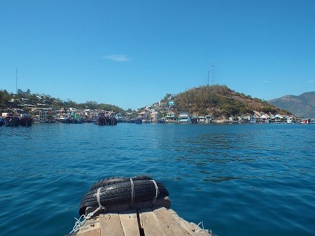 Thả muỗi tại Nha Trang để phòng sốt xuất huyết và Zika Đảo Trí Nguyên (TP Nha Trang), nơi đã được ứng dụng thả muỗi mang tác nhân sinh học Wolbachia. Ảnh: Dân Trí
