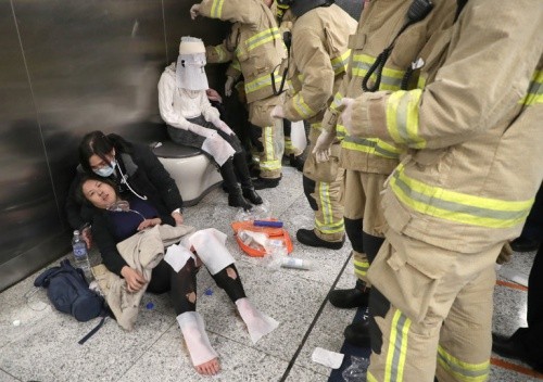 Hong Kong: Tàu hứng bom xăng, 15 người bị thương Hong Kong: Tàu hứng bom xăng, 15 người bị thương