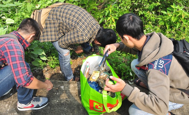 Chơi đẹp vì muốn vui cả năm Dân phượt gom rác ở những điểm du lịch sau khi du khách rút đi.