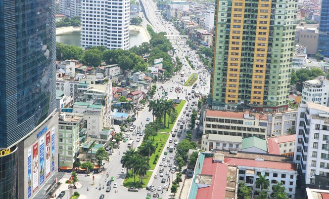 Doanh nghiệp “vượt rào” vì quy chuẩn xây dựng thiếu và yếu Tiêu chuẩn xây dựng nhà cao tầng chưa được bổ sung kịp thời kiến “cao ốc” đua nhau mọc trên khắp tuyến phố ở Hà Nội. Ảnh: Như Ý.