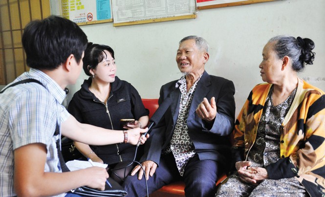 Tham nhũng y tế ở Đắk Lắk: Lo ngại 'chìm xuồng' Những bệnh nhân thiếu thuốc kể khổ với nhóm phóng viên.