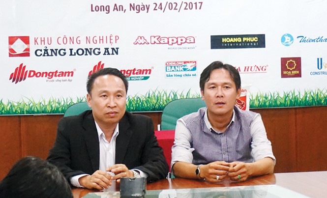 Vòng 7 V-League: Tâm điểm sau sự cố Tân HLV Minh Phương (bìa phải) có giúp Long An vượt qua thời điểm khó khăn? Ảnh: VSI.