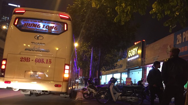 'Bến dù' đón khách dưới lòng đường Xe hợp đồng Hưng Long lập “bến dù” đón khách trên đường Phạm Hùng. Ảnh: Nguyễn Hoàn.