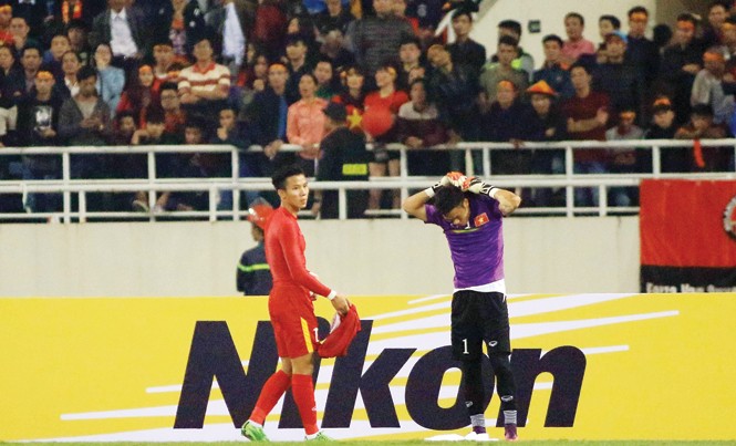 Nguyên Mạnh bị loại vì lỗi ở AFF Cup 2016? Thủ môn Nguyên Mạnh (phải) cởi áo thủ môn trao lại cho trung vệ Quế Ngọc Hải sau khi bị truất quyền thi đấu vì phạm lỗi cố tình chơi xấu cầu thủ Indonesia trong trận đấu giữa ĐTVN và ĐT Indonesia ngày 7/12/2016. Ảnh: VSI.