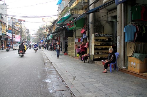 Người dân kỳ vọng không “bắt cóc bỏ đĩa” Vỉa hè một số tuyến phố ngày thường buôn bán sầm uất như Hàng Mã, Hàng Chiếu, Hàng Ngang..., đã sạch đẹp, thông thoáng.