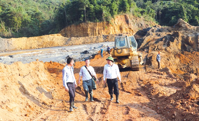 Vỡ đập chứa chất thải quặng: Đập đắp bằng đất, không được gia cố Đoàn công tác của Bộ Công thương kiểm tra tại hiện trường vỡ đập.
