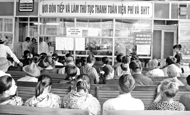 7 tháng, khám hơn 300 lần chỉ để… lấy thuốc Người dân chờ làm thủ tục thanh toán viện phí và BHYT.