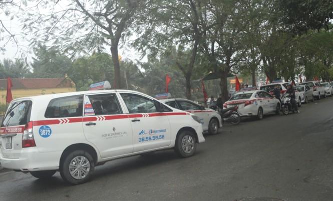 Đường vào di tích thành nơi đỗ taxi Đường vào di tích thành nơi đỗ taxi