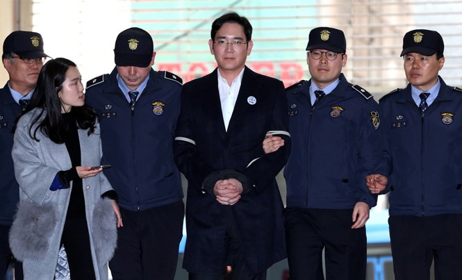 Những điều ít biết về “thái tử Samsung” Phó chủ tịch Samsung Lee Jae-yong (giữa) bị cảnh sát dẫn giải tới văn phòng công tố viên đặc biệt ở Seoul hôm 25/2. Ảnh: Bloomberg.