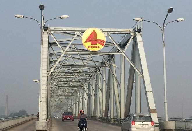 Lạ lùng bắt dân cam kết không đi đường BOT Người dân bức xúc cho rằng cầu Bến Thủy có hàng chục năm nay được làm từ tiền thuế của người dân nhưng bị Cienco 4 ngang nhiên đặt Logo lên hai đầu cầu như là cầu của doanh nghiệp này.