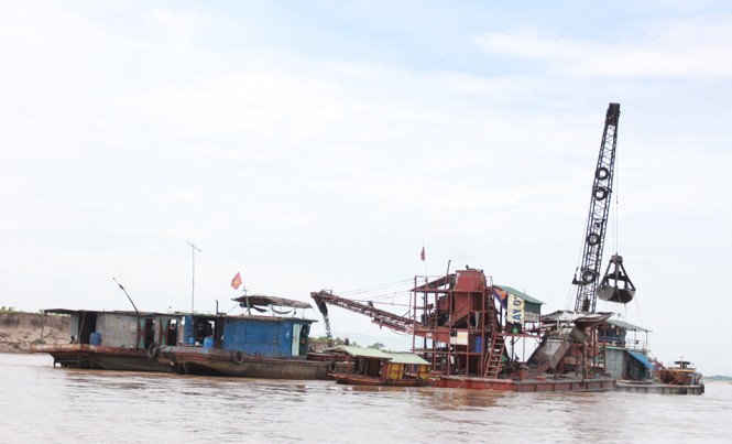 Vì sao Cục Đường thủy không đấu thầu nạo vét? Cát tặc hoạt động trên sông Hồng. Ảnh: Minh Đức.