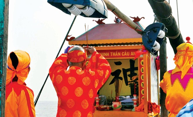 Cúng cát quay về Cửa Đại Cúng biển nơi Cửa Đại. Ảnh: N.Linh.