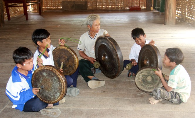 Bí quyết giữ chiêng của làng Kon Ktủh Già A Blếch dạy học trò đánh cồng chiêng.
