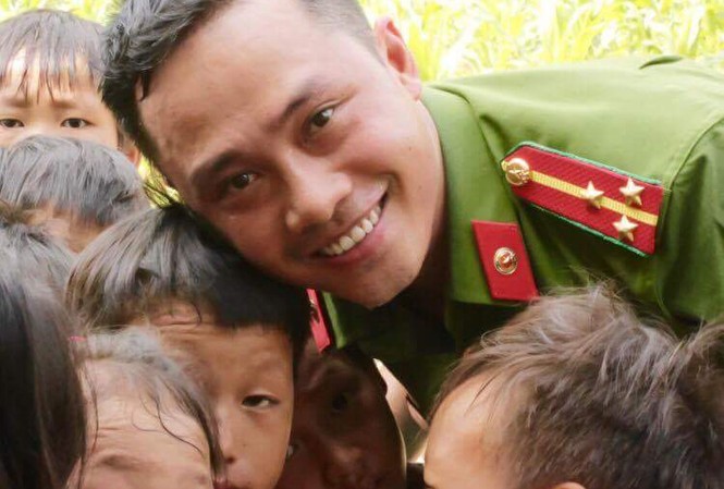 Đại úy 'giải cứu' chổi ế Đại úy 'giải cứu' chổi ế