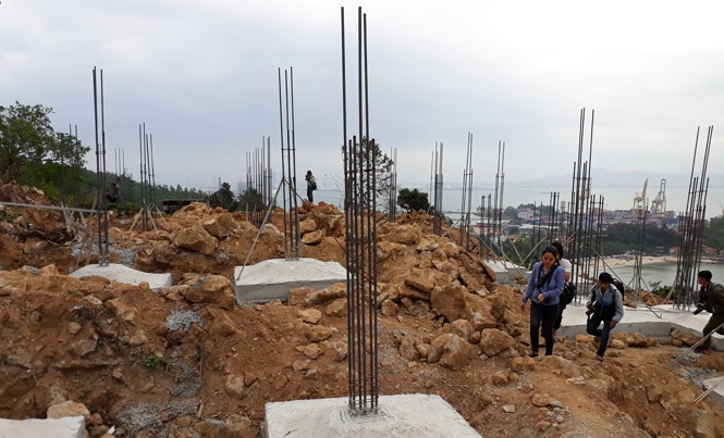 Vụ xây biệt thự trên bán đảo Sơn Trà: Có thể đập bỏ nếu sai quy hoạch Các trụ móng đã được xây dựng khi chưa được phép.