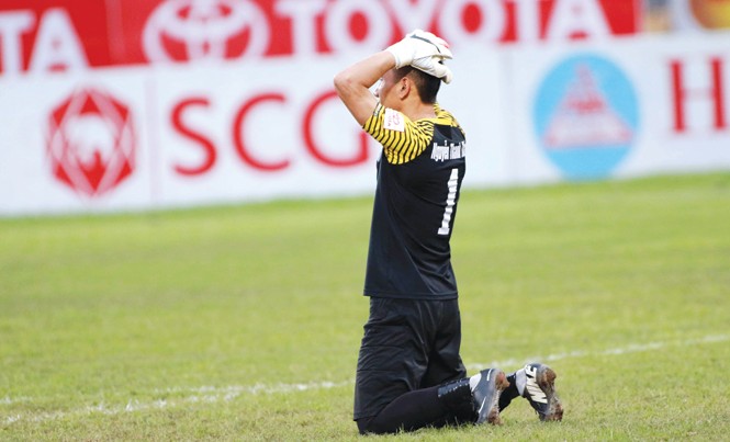 Thanh Hóa mất cơ hội lập kỷ lục ở V.League Nỗi thất vọng của thủ môn Thanh Thắng sau khi Thanh Hoá để thua ở phút bù giờ. Ảnh: VSI.