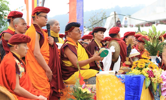 Chiêm ngưỡng tranh Phật lớn nhất Việt Nam Pháp vương Gyalwang Drukpa thực hiện nghi lễ gia trì tranh Phật tại Đại bảo tháp Tây Thiên. Ảnh: N.M.Hà.