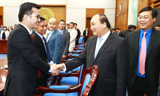 Khát vọng vươn lên, khát vọng cống hiến Thủ tướng Nguyễn Xuân Phúc bắt tay thân mật các gương mặt trẻ Việt Nam tiêu biểu 2016. Ảnh: TTXVN.