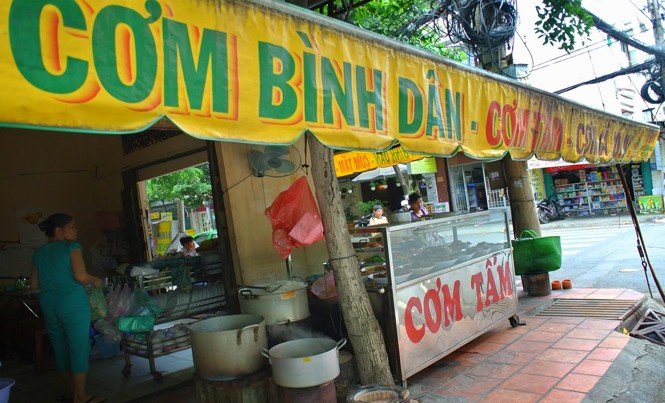 Hàng quán bán rượu phải có giấy phép Nhiều ý kiến đề xuất kể cả quán cơm bình dân nếu bán rượu cũng phải có giấy phép. Ảnh: Hồng Vĩnh.