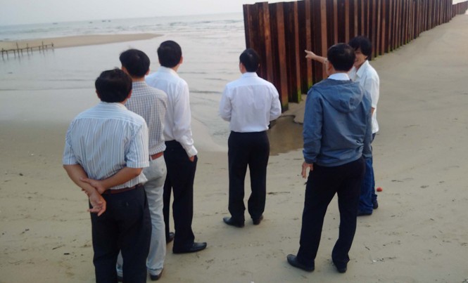 Công ty Trung Nam thừa nhận đã thuê hút 1 triệu m3 cát Lãnh đạo tỉnh Quảng Nam và lãnh đạo Hội An thị sát bãi biển Cửa Đại. Ảnh: Trần Tuấn.