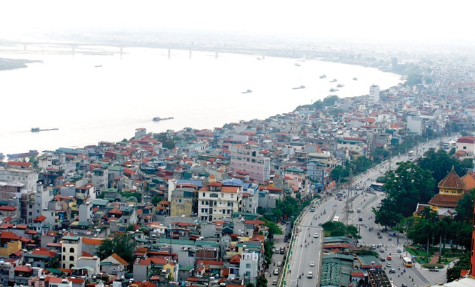 Quy hoạch hai bên sông Hồng: Nói có sự tương đồng là vội vã Theo KTS Đào Ngọc Nghiêm, quy hoạch 2 bên sông Hồng vấn đề quan trọng nhất là phải đảm bảo thoát lũ. Ảnh: Hồng Vĩnh.
