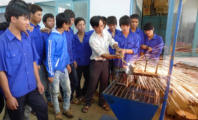 Xuất hiện “Liên thông ngược” Liên thông ngược đang khiến xã hội tốn kém tiền bạc, thời gian. Ảnh: Phạm Thanh.