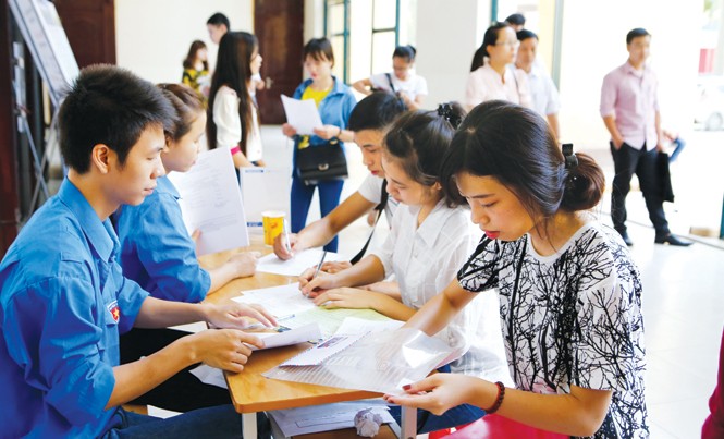Lưu ý đặc biệt khi đăng ký hồ sơ thi THPT quốc gia Thí sinh làm thủ tục nộp hồ sơ dự thi tốt nghiệp THPT quốc gia tại trường ĐH Công đoàn Hà Nội. Ảnh: Ngọc Châu.