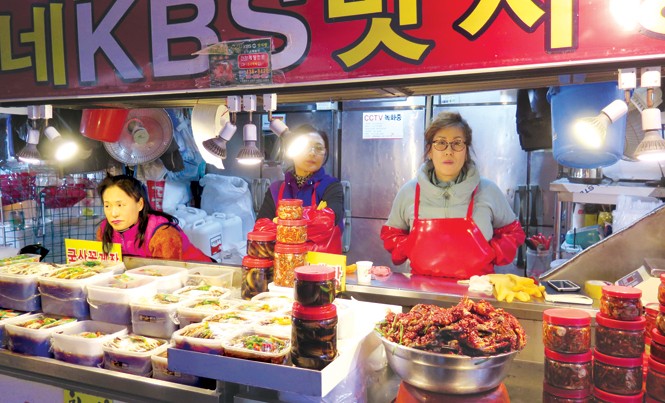 Canh bạc cuộc đời - Kỳ 2: Nước mắt xa xứ Một khu chợ tại xứ sở Kim Chi có cô dâu Việt buôn bán. Ảnh: Thế Sơn.