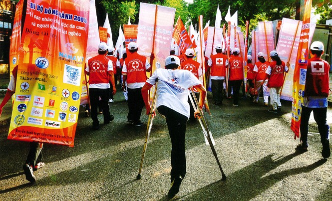 Hội Nghệ sĩ Nhiếp ảnh VN nhận sai sót cá nhân, tập thể vì lùm xùm Bức ảnh “Đồng hành” được chọn triển lãm (không đoạt giải). Bên dưới là tác giả của nó - Trần Thế Phong, người tuyên bố trả lại giải C cho cuốn sách ảnh “Ánh sáng cuộc sống” của ông.